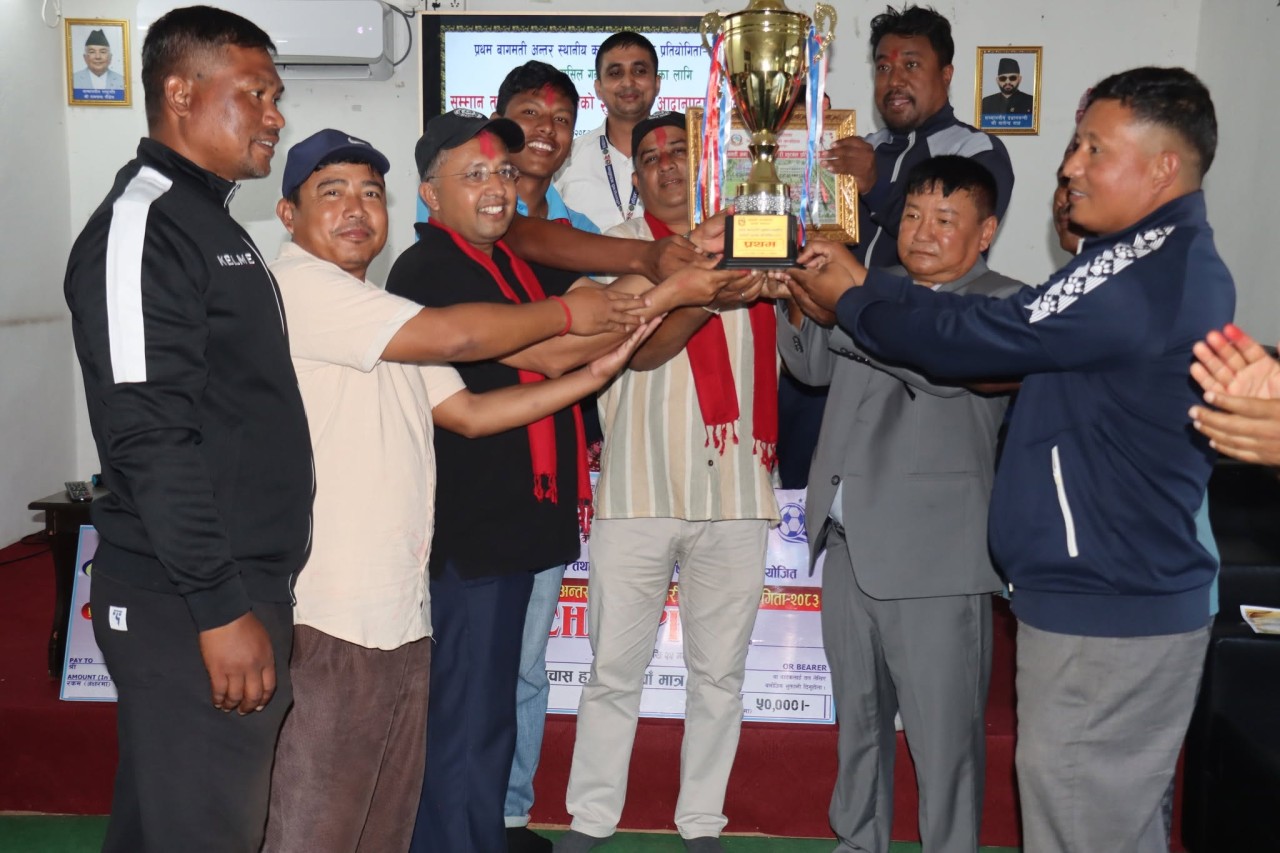 कर्मचारी खेलाडीहरूलाई प्रमाणपत्र प्रदान