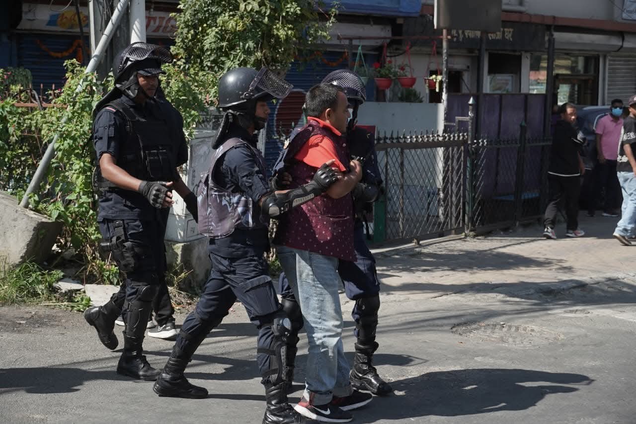 माइतीघरमा प्रदर्शन गर्न पुगेका ५० जना प्रहरी नियन्त्रणमा