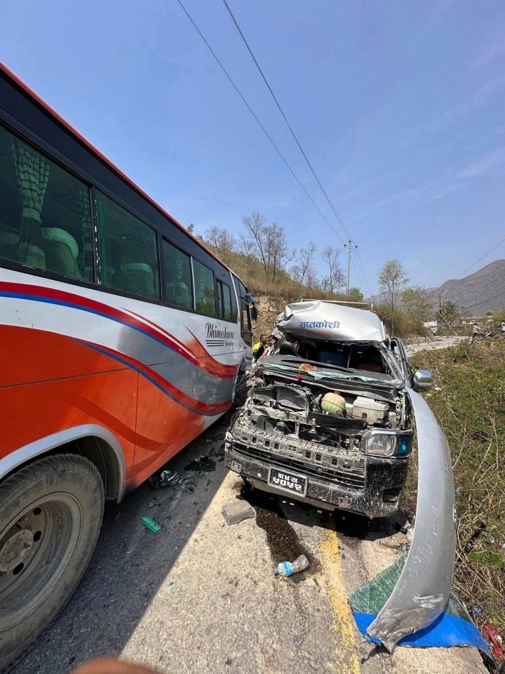 सिन्धुलीमा माइक्रो र बस एकापसमा ठोक्किँदा १० जना घाइते