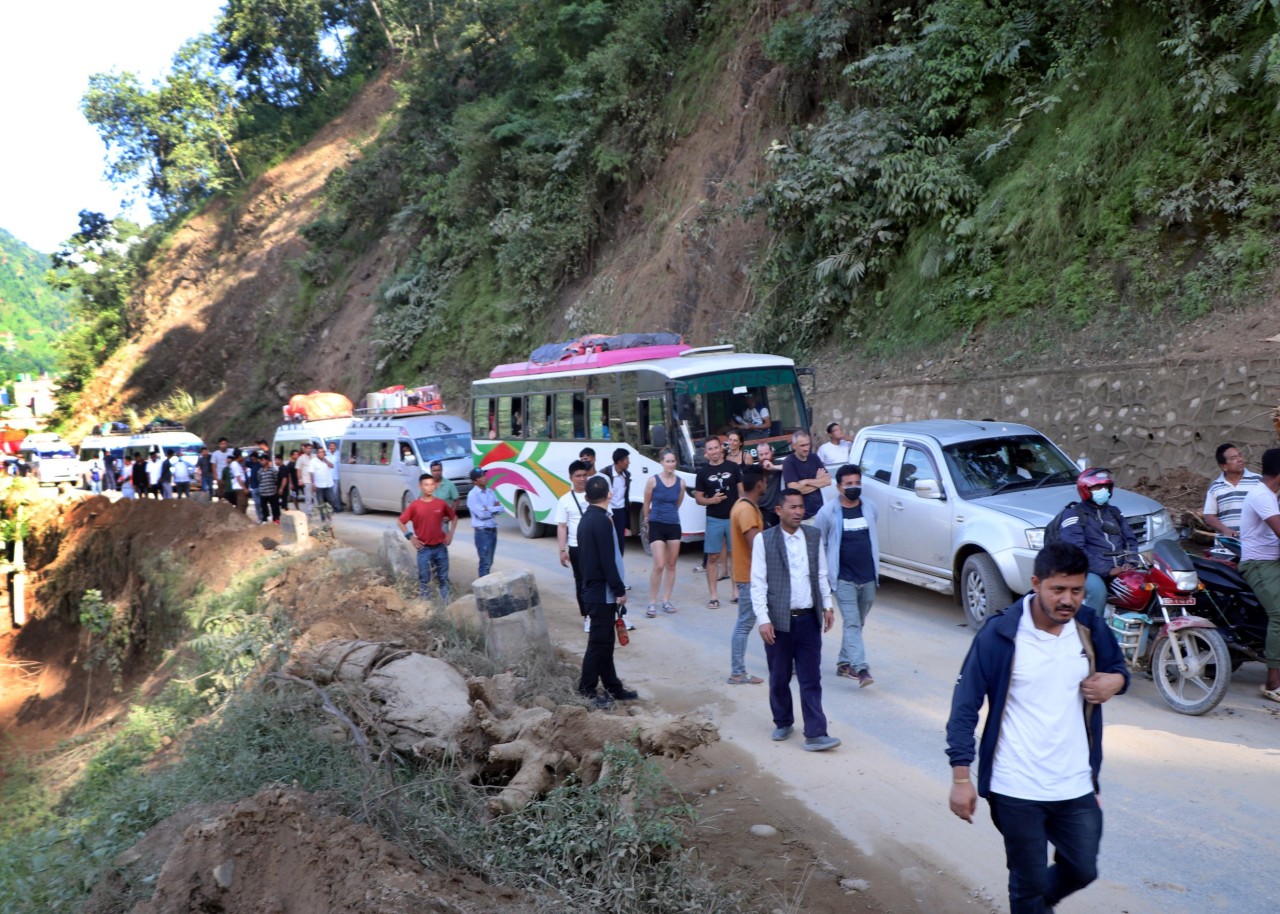 गृहमन्त्री लेखकद्वारा  अवरुद्ध राजमार्ग पुनःसञ्चालन गरी यात्रा सहज बनाउने विषयमा व्यवसायीसँग छलफल