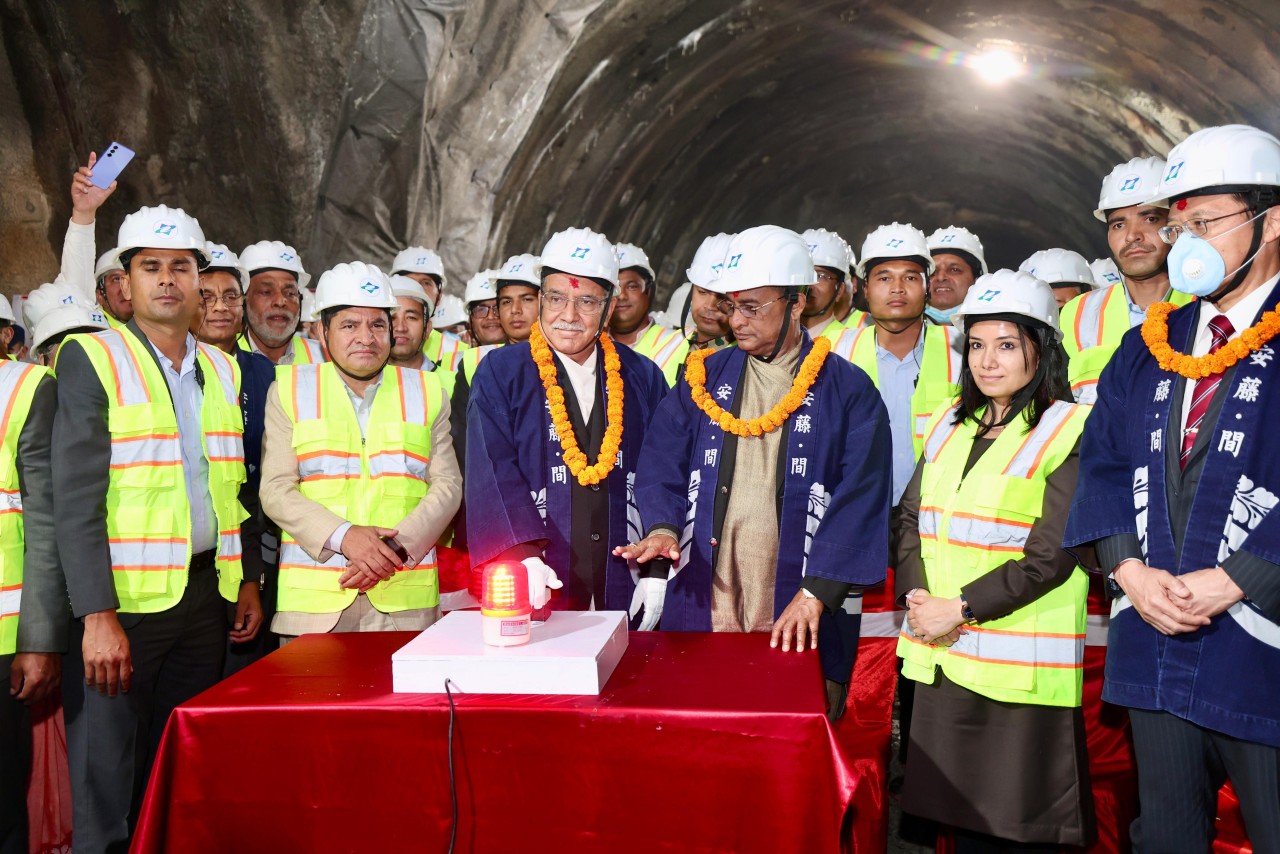 प्रधानमन्त्री प्रचण्डद्वारा नागढुङ्गा सुरुङमार्गको ‘ब्रेक थ्रु’