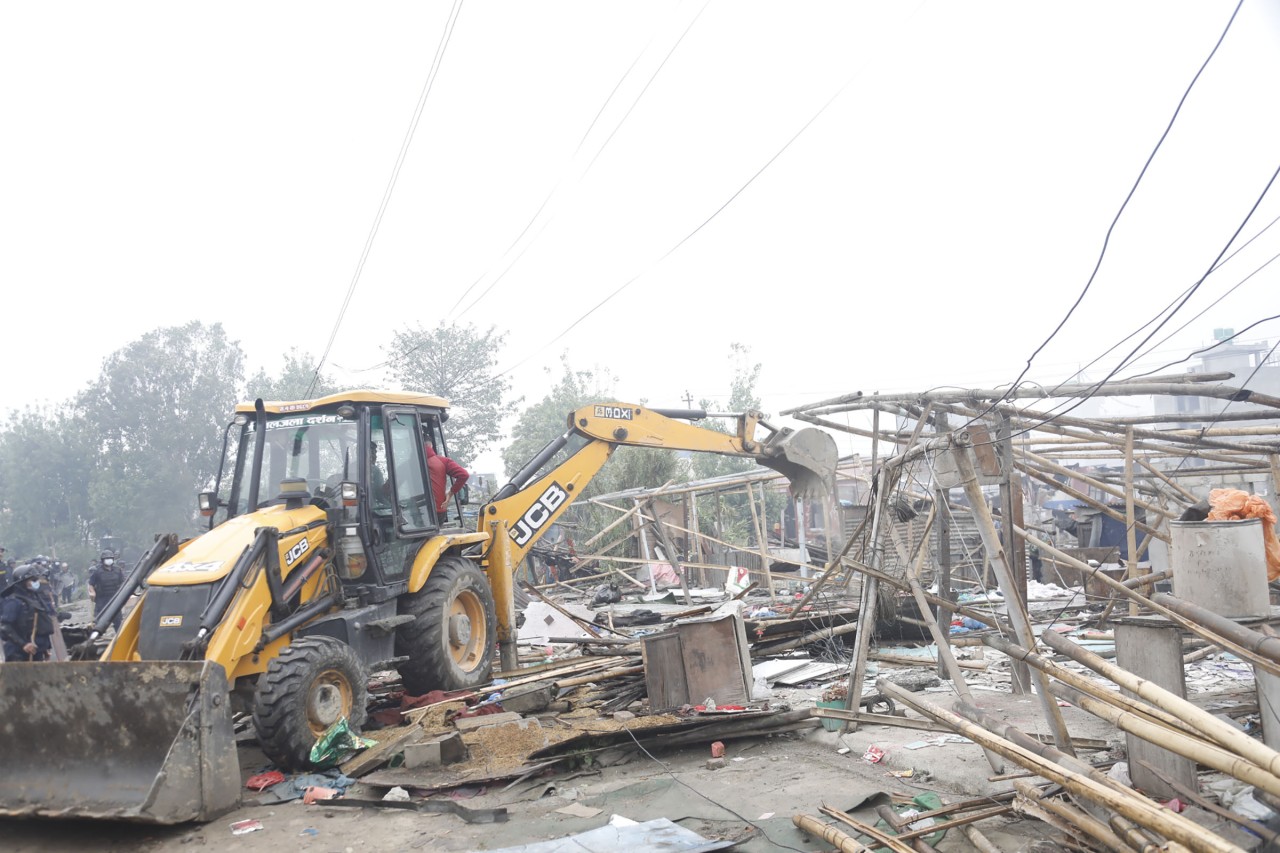 मनोहरा सुकुमवासी बस्तीमा घरटहरा भत्काउन सुरु