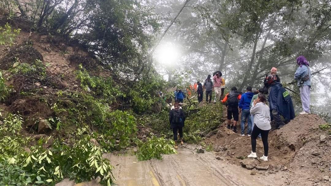 पहिरोले झन्डै २ घण्टादेखि अवरुद्ध टोखा-छहरे सडक खण्ड खुल्यो