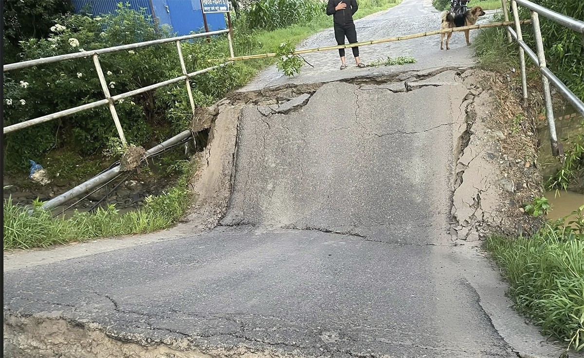काभ्रेपलाञ्चोकको नालामा पुल भाँचियो : काठमाडौं जाने वैकल्पिक सडक अवरुद्ध
