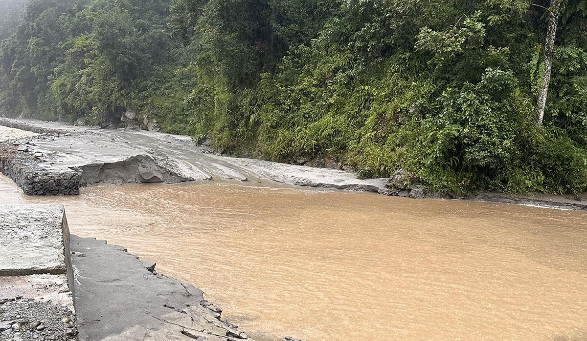 हेलम्बु मेलम्चीमा बाढी : मेलम्ची–हेलम्बु सडक अवरुद्ध, विद्यालयको शौचालय बगायो
