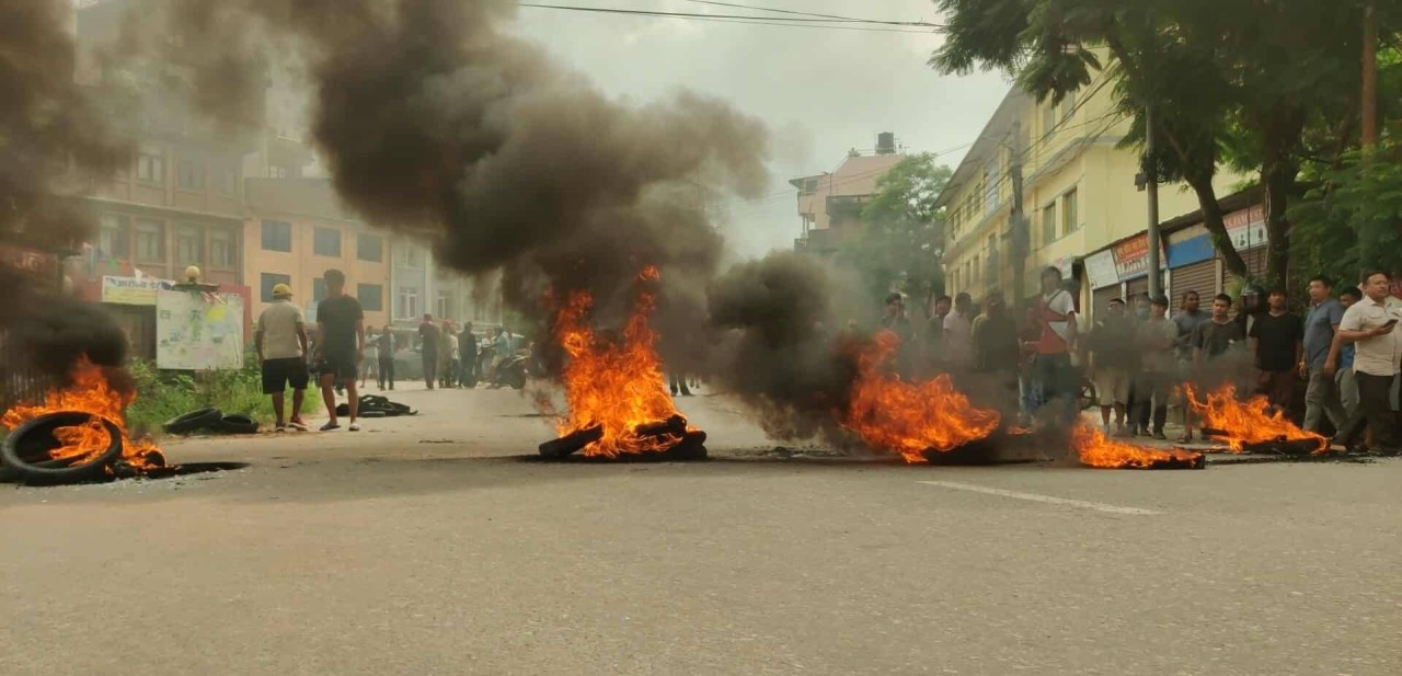 आन्दोलनले देशभर उग्ररुप लिदैं , प्रदर्शनकारीको निसानामा ठूला नेताको घर