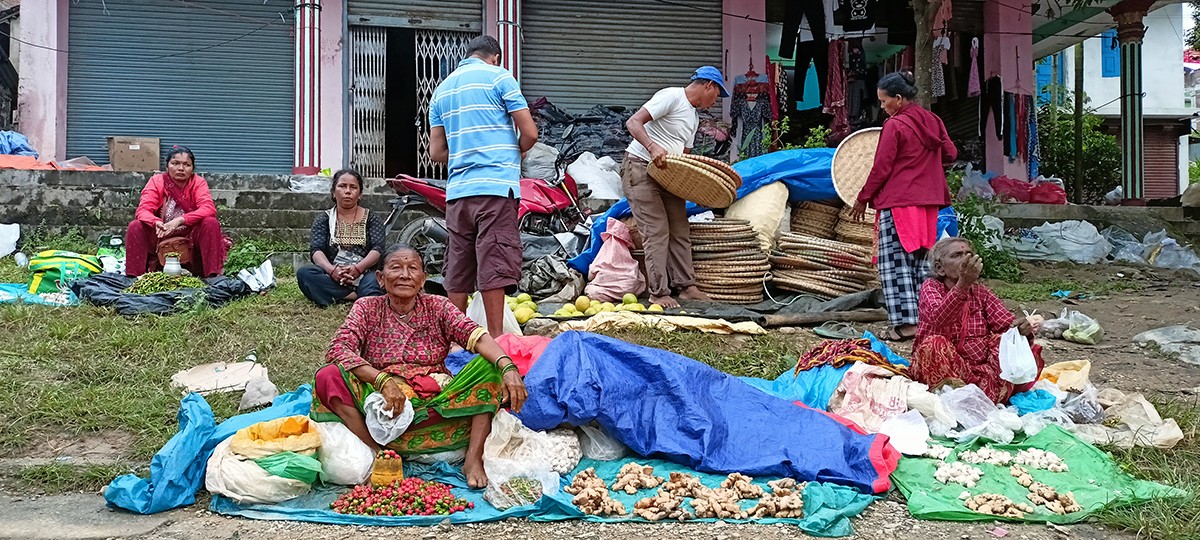 सिन्धुलीका फुटपाथ व्यापारी भन्छन्-‘पैसा कमाउन ठूलै व्यापार गर्नु पर्दैन’
