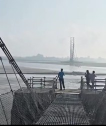 दोधारा–चाँदनीको झोलुङ्गे पुलको पिल्लरः भाँचियो