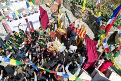 सिन्धुली कलाघरमा वरिष्ठ कलाकारद्वय जयनन्द लामा र इन्दिरा गोलेको शालिक अनावरण