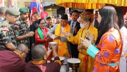 राष्ट्रपतिपौडेलद्वारा बौद्धस्थित ल्हाखाङ गुम्बामा पूजा, आराधना