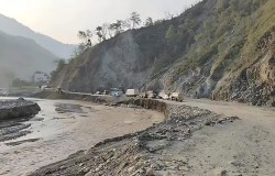 पहिरोले विभिन्न सडक अवरुद्ध