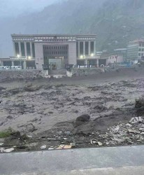 भोटेकोशी नदीमा बाढी आउँदा रसुवागढी भन्सार क्षेत्रमा ठुलो क्षती,नेपाल-चीन जोड्ने मितेरी पुल बगायो  
