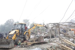 मनोहरा सुकुमवासी बस्तीमा घरटहरा भत्काउन सुरु