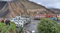 मुस्ताङको कागखोला बाढी : स्थानीय भन्दछन्, ‘ज्यान त बच्यो, हेर्दा हेर्दै घरबारविहीन भयौँ’