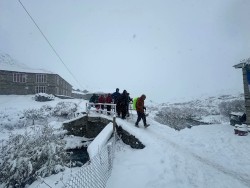 अन्नपूर्ण आधार शिविर क्षेत्रमा सुरक्षाकर्मीको टोली परिचालन