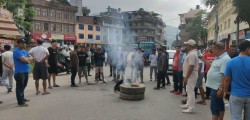 प्रदर्शनकारीले मूलपानीको प्रहरी चौकीमा आगो लगाए