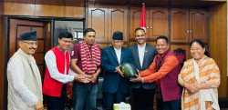 बजेटमा मरिणको कृषिलाई विशेष प्राथमिकता दिन ध्यानाकर्षण गराउँदै अध्यक्ष प्रचण्डलाई तरबुजा हस्तान्तरण