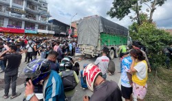 भक्तपुरको गठ्ठाघरमा ट्रकको ठक्करबाट महिलाको मृत्यु भएपछि  सडक अवरुद्ध 