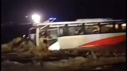 विनयी खोलामा आएको बाढीले बस बगायो, एक्साभेटरबाट सबै यात्रुको सकुशल उद्धार