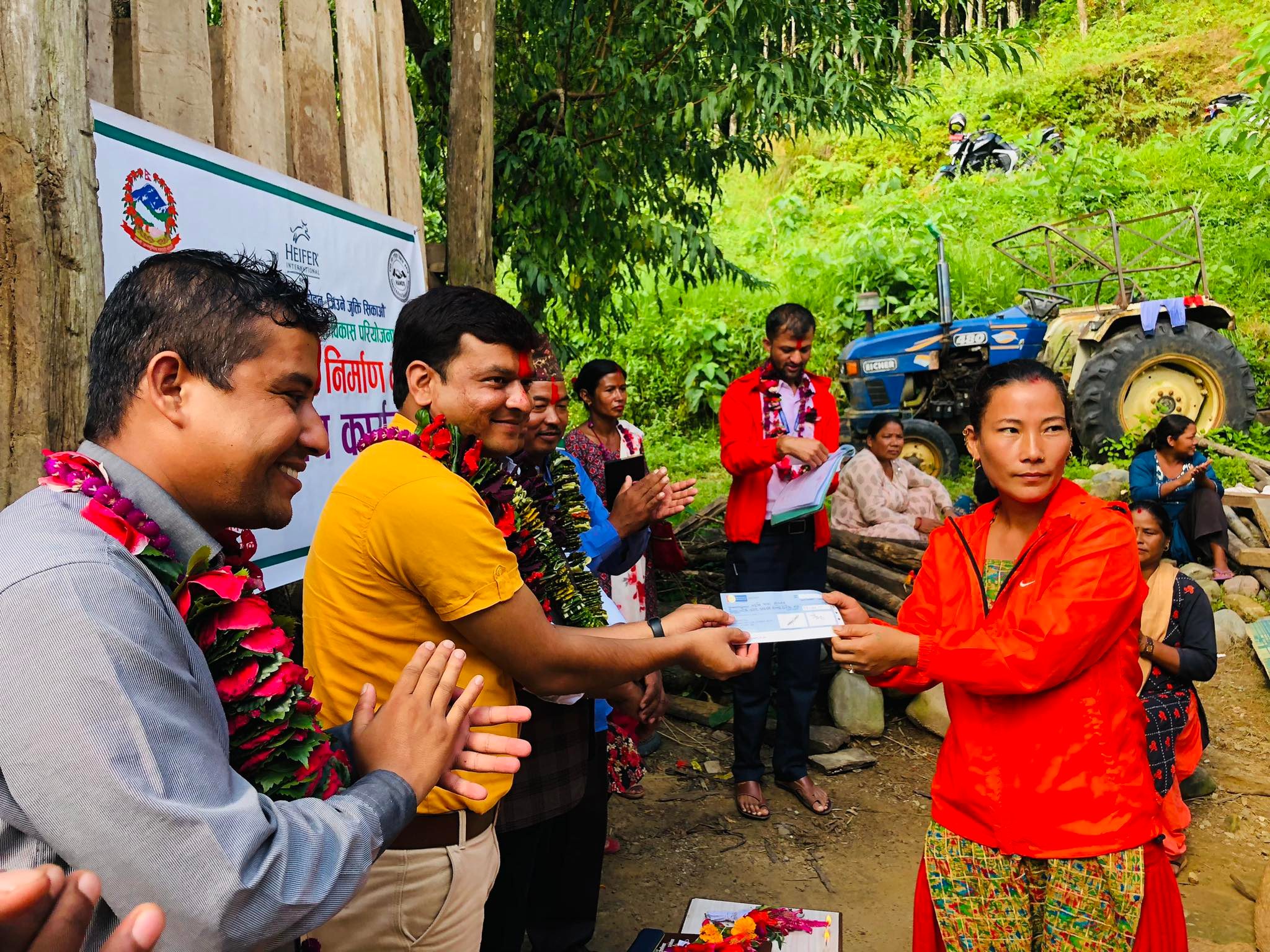 सिन्धुली मरिणमा सुधारिएका खोर बनाएका दिदीबहिनीलाई रकम हस्तान्तरण