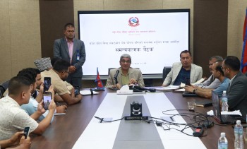संकटग्रस्त क्षेत्रका जनप्रतिनिधि र सीडीओसँग गृहमन्त्री लेखककाे छलफल