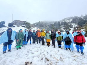 नेपाली सेनाद्वारा मुस्ताङको हिमपात प्रभावित क्षेत्रबाट १५ जना पर्यटकको उद्धार