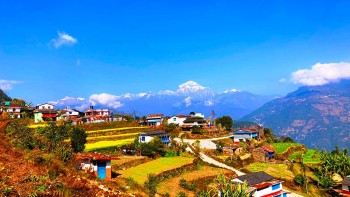 धारापानी गाउँसँगै पृष्ठमूमिमा धौलागिरि हिमाल