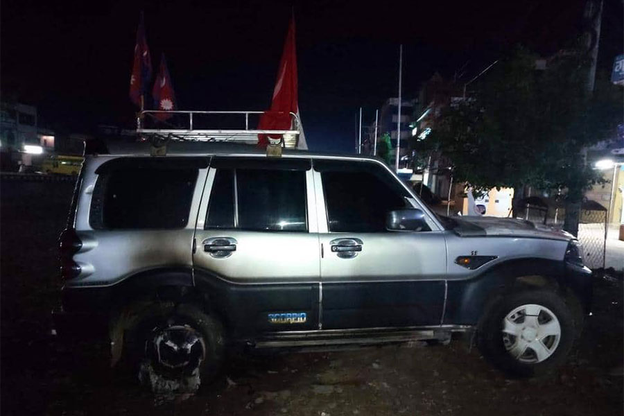 वीरेन्द्रनगरमा उपमेयरकी उम्मेदवार चढ्ने गाडीमा आगजनी