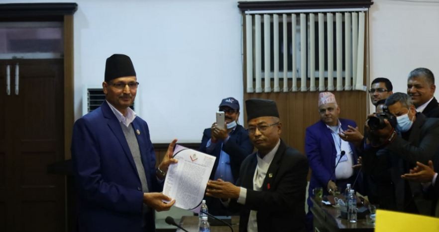 प्रधानन्यायाधीशलाई महाअभियोग लगाउन माग गर्दै कानुन व्यवसायीले सभामुखलाई ज्ञापनपत्र बुझाए