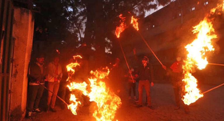 इन्धनको मूल्य वृद्धिविरुद्ध अनेरास्ववियूले मसाल जुलुस निकाल्यो