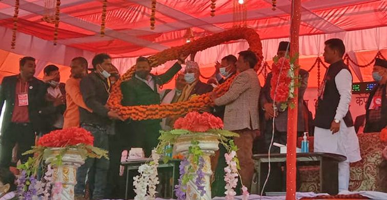 एमाले अध्यक्ष ओलीलाई  पर्सामा १५१ किलोको माला लगाएर स्वागत