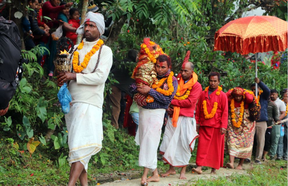 धादिङमा अनौठो जात्राः तामझामसित माइत झरिन् त्रिपुरासुन्दरी