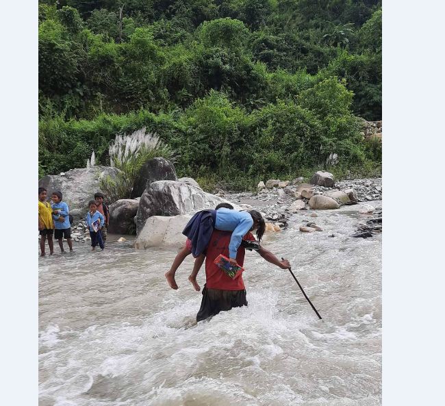 विद्यार्थीलाई खोला तारेर भिजेकै कपडामा कक्षामा