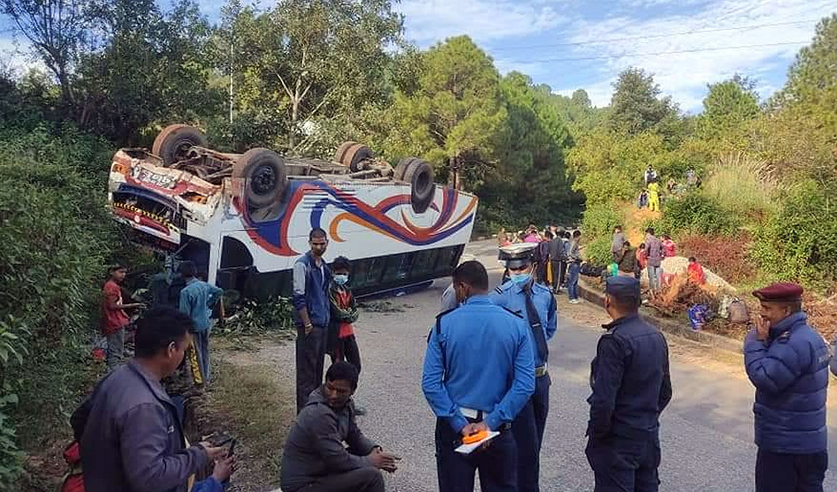 डडेलधुरामा बस दुर्घटना, १६ जना घाइते