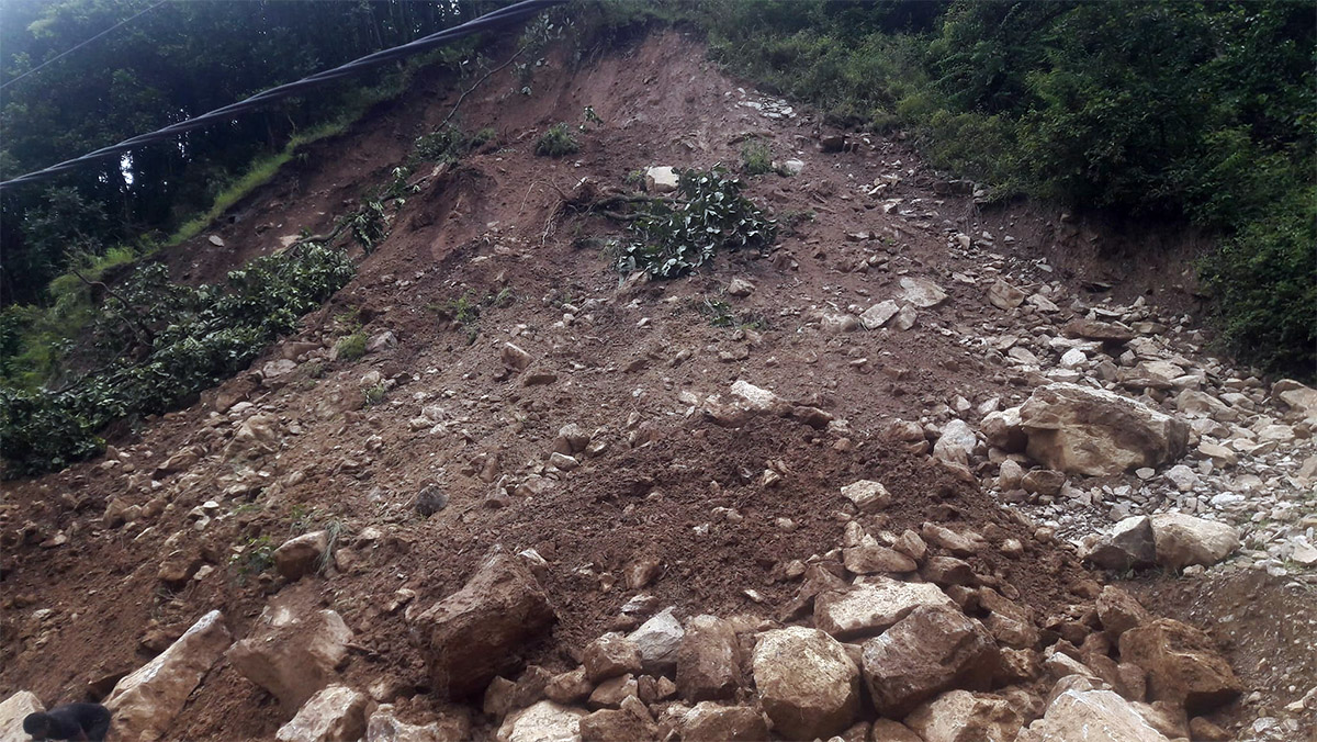 झण्डै ७ घण्टाको अन्तरालमा पहिरो हटाएर नुवाकोटको दुप्चेश्वरमा सडक खुलाइयो