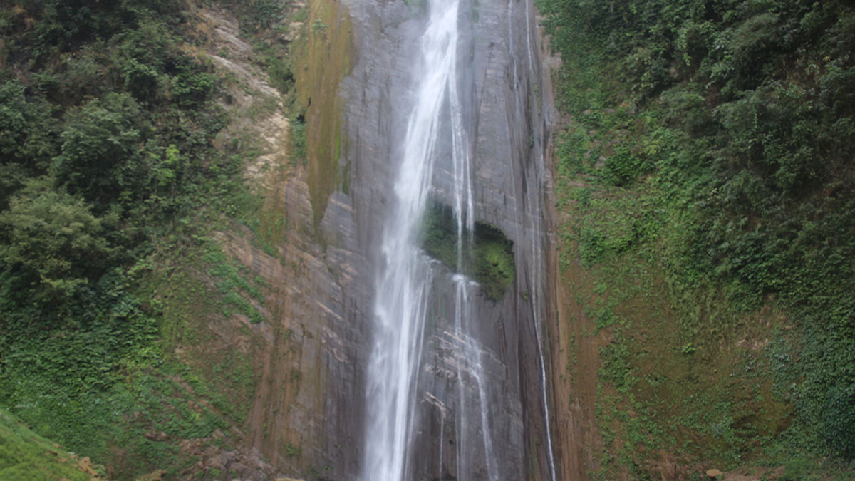 पर्यटकको रोजाइमा चितवनको जलविरे झरना