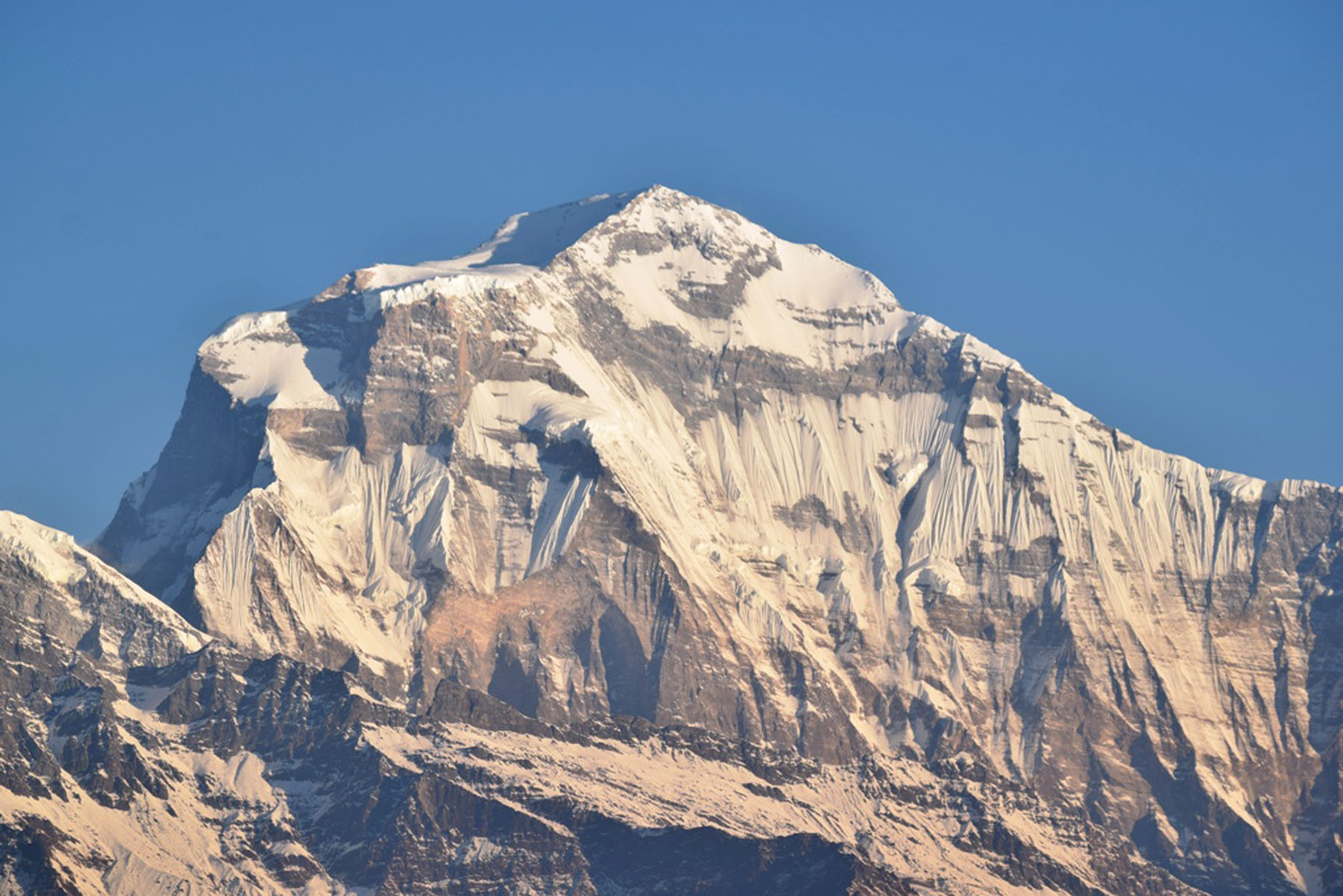 सगरमाथा आरोहणः ठूला विपद्बिनै १७ जनाको मृत्यु