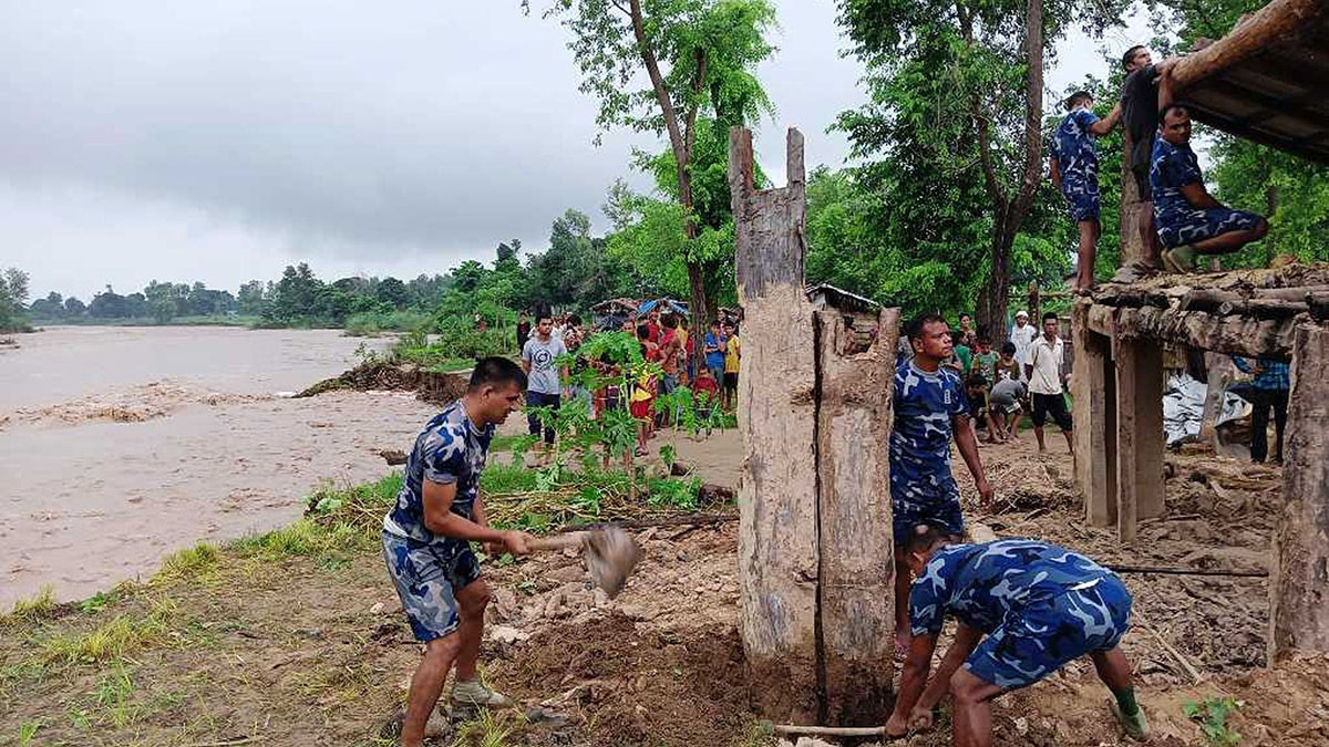 कञ्चनपुरमा चौधर नदीको बाढी बस्तीमा, उच्च जोखिममा रहेका परिवारलाई सुरक्षित स्थानमा सारियो