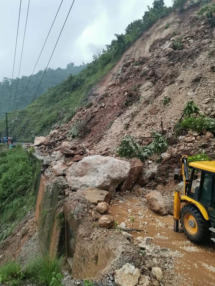 वाग्मती समाचार : पहिरोले नारायणगढ-मुग्लिन सडक अवरुद्ध