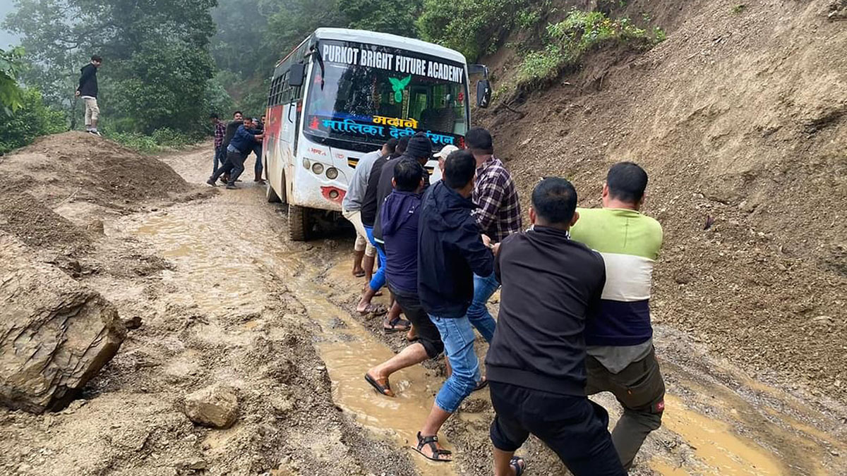 बल गर भाइ हो, पहिरोमा फसेको बस तान्दै