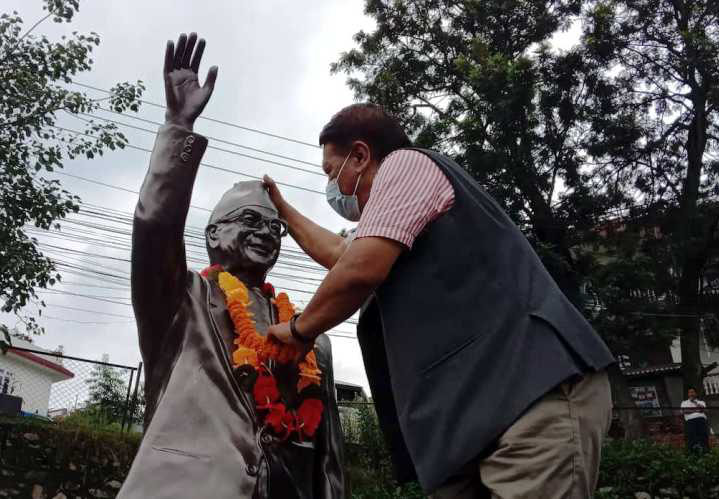 स्मृति दिवसमा बिपीको सालिकमा माल्यार्पण