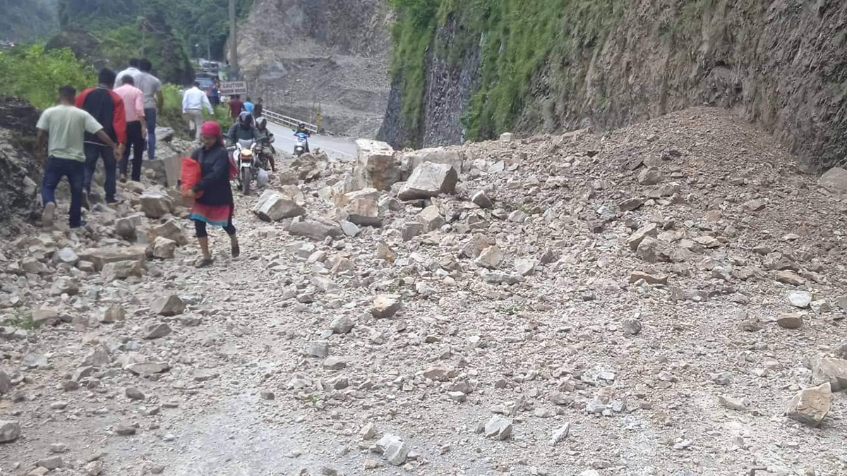 नारायणगढ–मुग्लिन सडक : नौ किलोमा सडक भासियो, एकतर्फी यातायात सञ्चालन