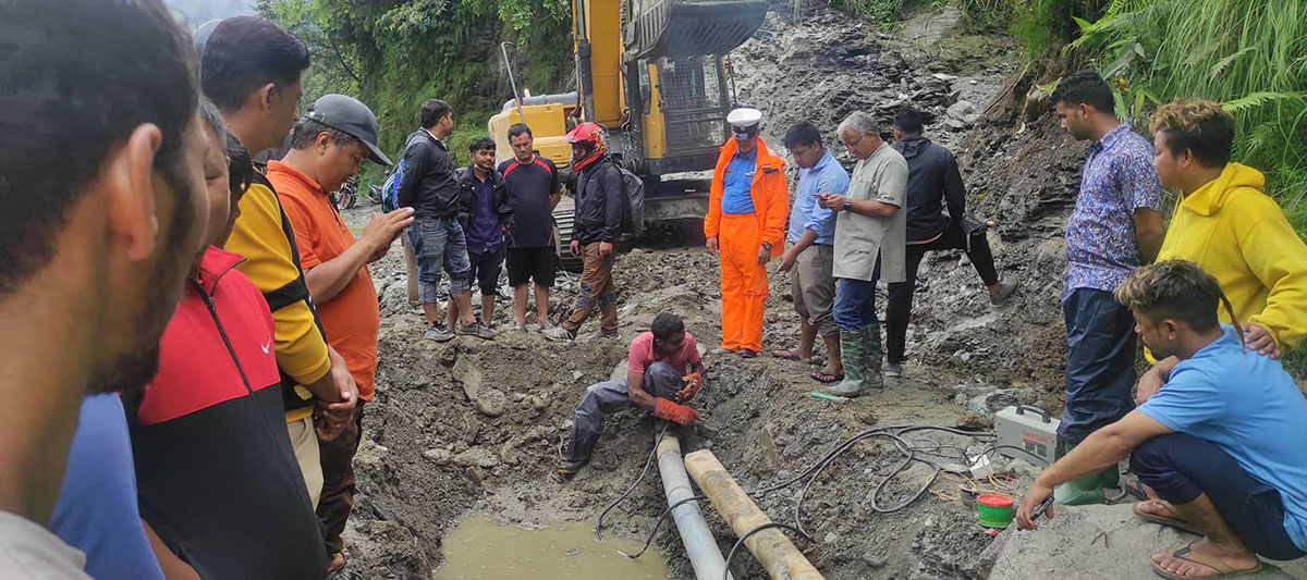 म्याग्दीमा मराङखोलाको बाढीले पुल बगाएपछि आवतजावत बन्द