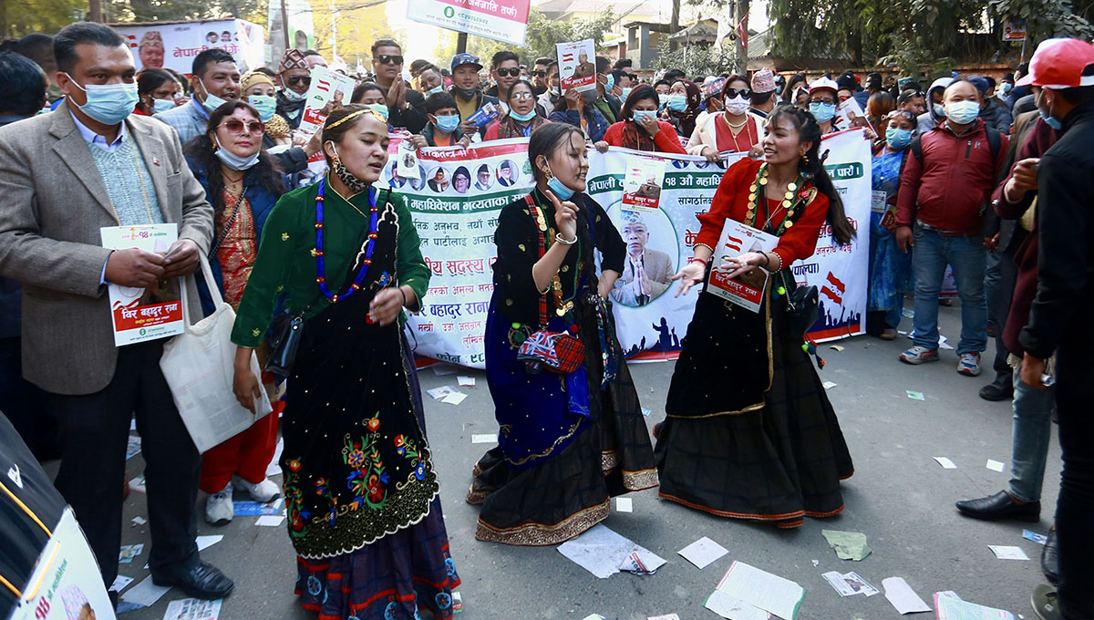 कांग्रेस १४ औँ महाधिवेशन :  मत माग्न व्यस्त नेता तथा कार्यकर्ता