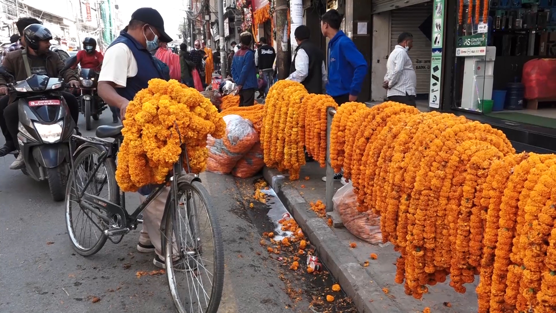 प्लास्टिकका माला प्रतिबन्ध : सयपत्रीको माग बढ्यो