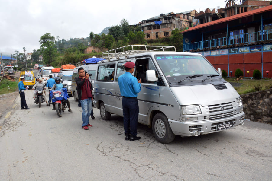 काभ्रे प्रहरीद्धारा चालक र सहचालकका लागि सचेतना अभियान