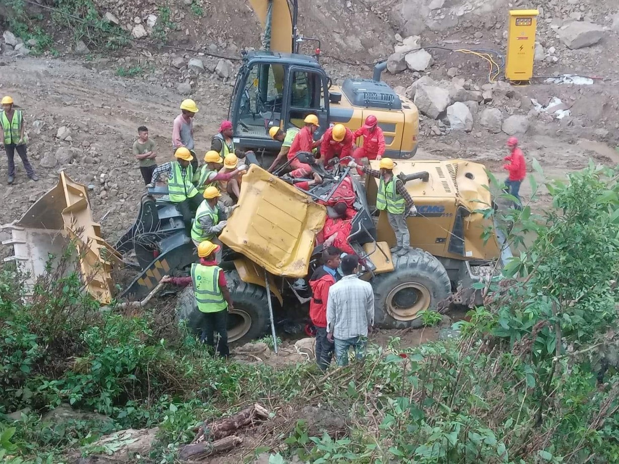 फास्ट ट्रयाकमा लोडर दुर्घटना हुँदा तीन चिनियाँ नागरिकको मृत्यु