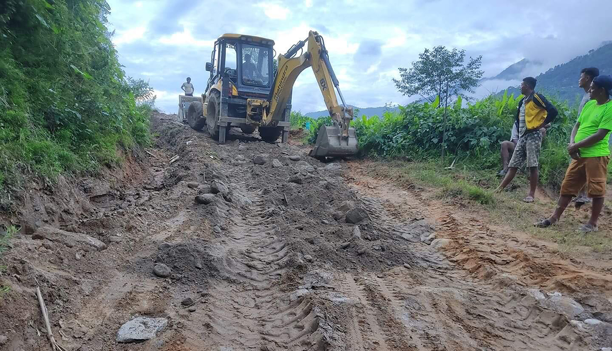 नुवाकोटमा चार किलोमिटर सडक ग्राभेल गर्न जुर्मुराए गाउँले