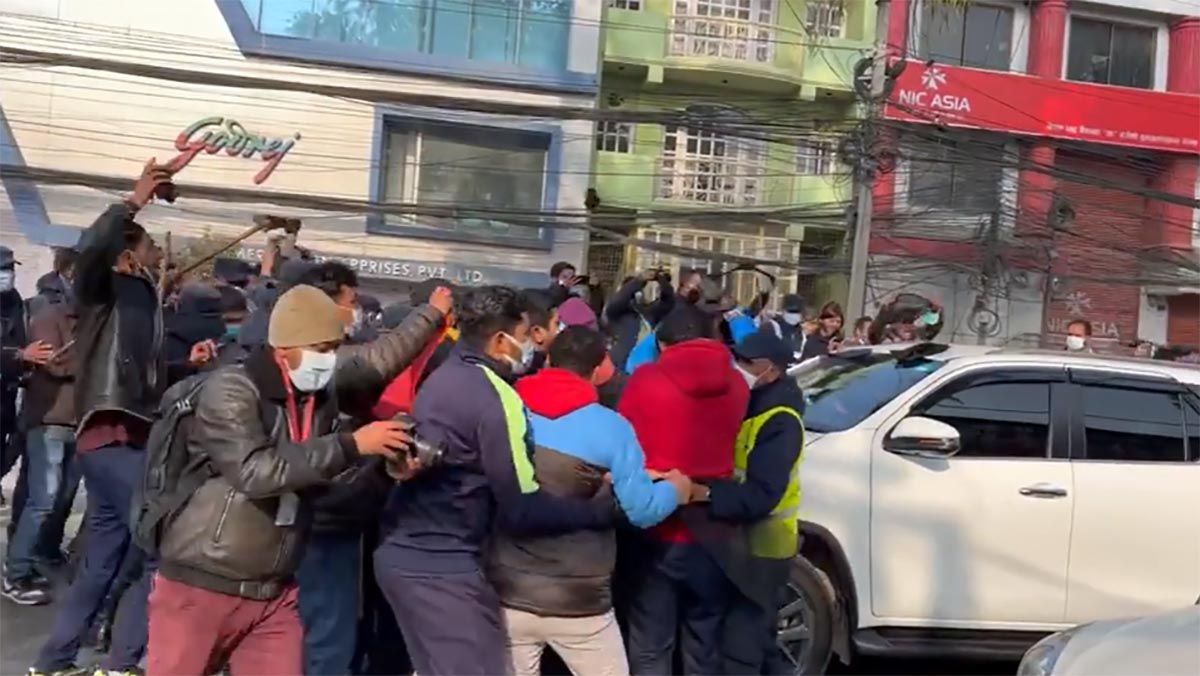 सञ्चारमन्त्रीको गाडी घेराउ गर्दै अनेरास्ववियुले देखायो कालो झन्डा