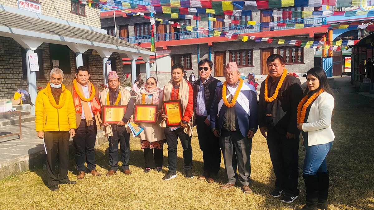 गोर्खा मिडिया डट कमबाट संस्कृतिकर्मी गुरुङ र लोकगायिका पुन पुरस्कृत